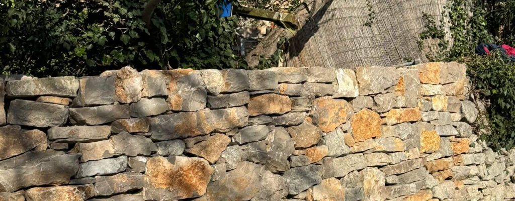 Détail d’un assemblage en pierre sèche avec chaux naturelle – Aryana Construction