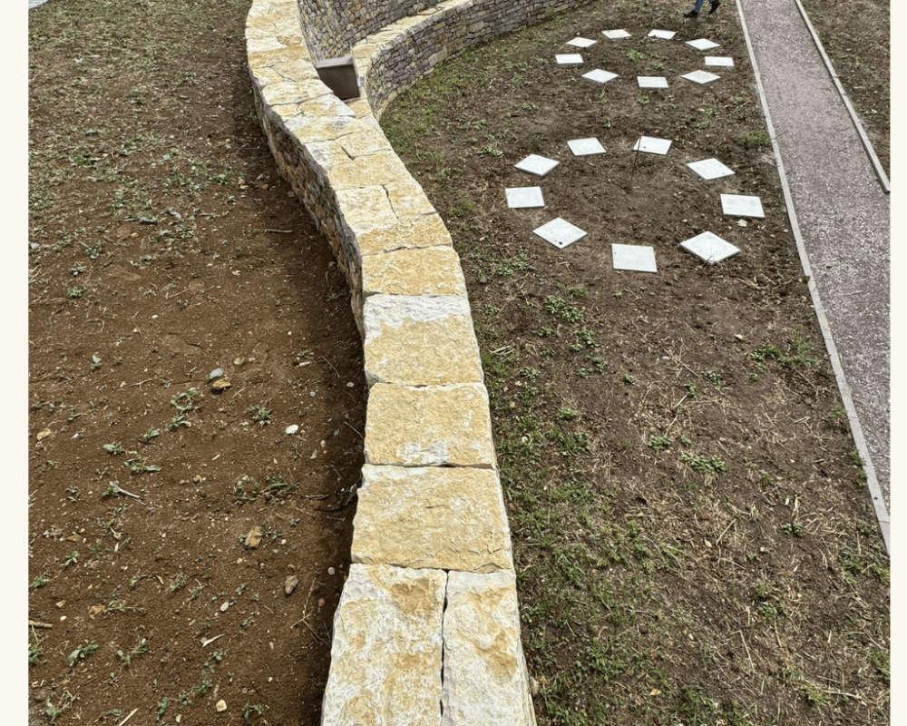 Mur de soutènement en pierre sèche réalisé par Aryana Construction dans un jardin privé