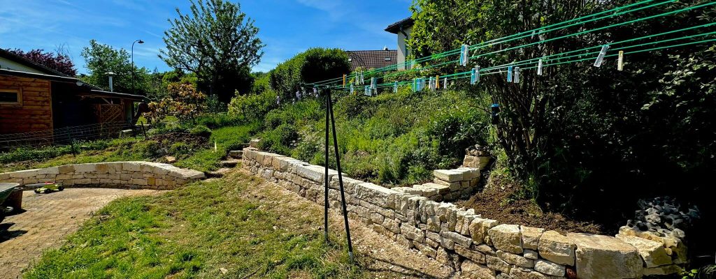 Construction d’un mur en pierre sèche réalisé par Aryana Construction