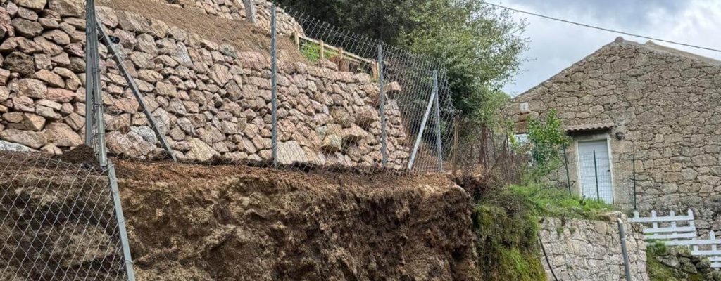 Création d’une terrasse en pierre naturelle et chaux par Aryana Construction”